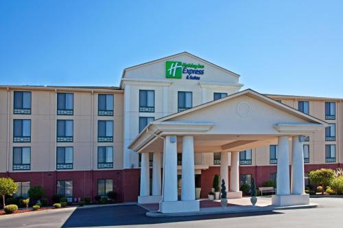 a hotel with a gazebo in front of a building at Holiday Inn Express Hotel & Suites Murray by IHG in Murray