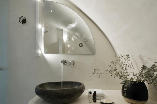 a bathroom with a bowl sink and a mirror at Nano Suites in Éxo Goniá