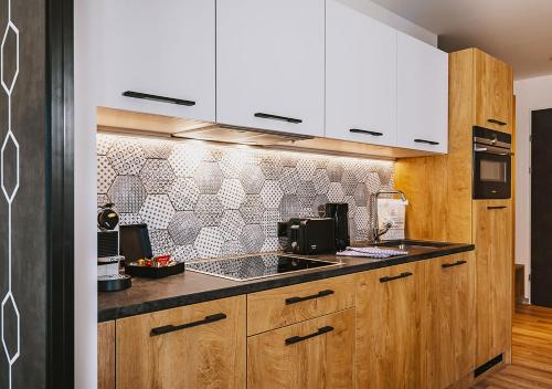 Una cocina o zona de cocina en Elements Resort Zell am See BW Signature Collection