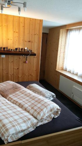 A bed or beds in a room at Chalet Bärgblick