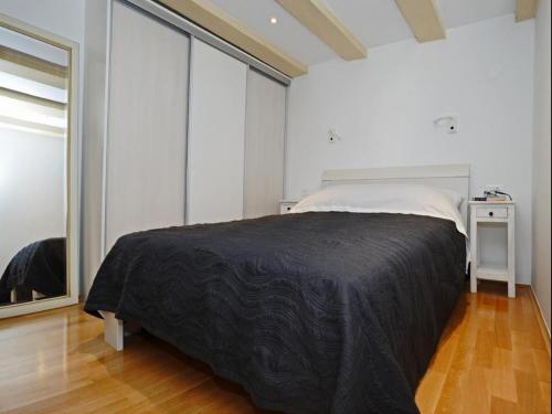 ein Schlafzimmer mit einem großen Bett und einem großen Spiegel in der Unterkunft Atento Apartments in Dubrovnik