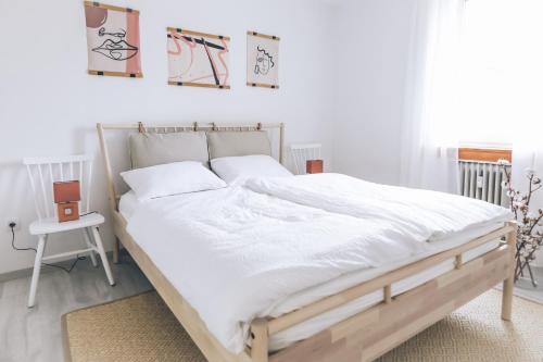 Кровать или кровати в номере Ella's Castle View Apartment