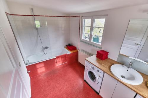 a bathroom with a sink and a washing machine at Ferienwohnung im Fachwerkhof 'Haus in Bewegung' in Seelscheid