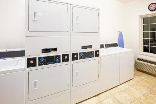 una cocina blanca con armarios y electrodomésticos blancos en Staybridge Suites-Knoxville Oak Ridge, an IHG Hotel, en Oak Ridge