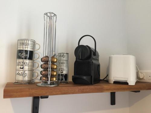 - une étagère en bois avec divers articles dans l'établissement Perigueux s'habille en noir et blanc, à Périgueux