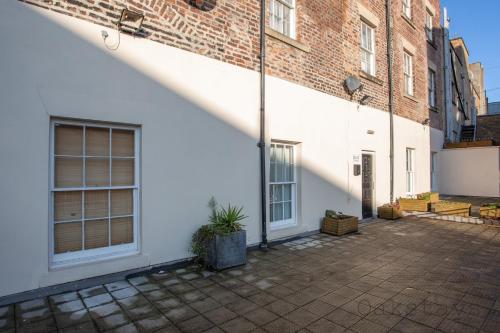 an empty courtyard in front of a brick building at Oakstays City Centre Gem in Newcastle upon Tyne