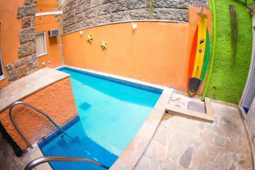 בריכת השחייה שנמצאת ב-Bamboo Rio Hostel או באזור