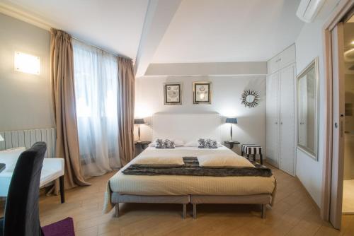 a bedroom with a large bed in a room at Residenza Ca' degli Enzi in Verona