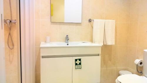 une salle de bains avec lavabo et toilettes dans l'établissement Mouramar- Garagem, Piscina & Wifi, à Vilamoura