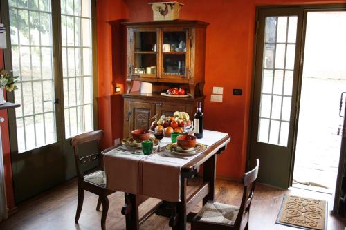 a dining room with a table with fruit on it at I Veroni - Agriturismo and Wine Cellar in Pontassieve