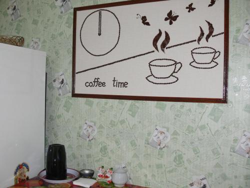 a picture hanging on a wall with coffee cups on it at Апартаменты в центре (Красная площадь) in Chernihiv