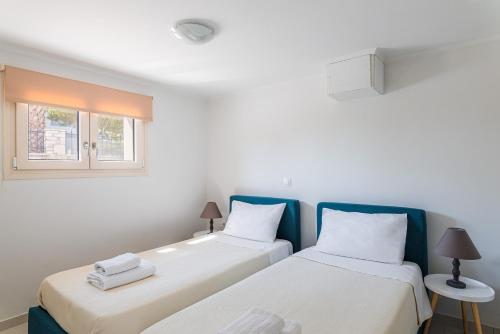 Postel nebo postele na pokoji v ubytování Naftilos Residences I