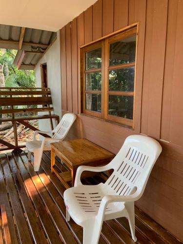 Posezení v ubytování Sunset Bungalow Koh Chang Ranong