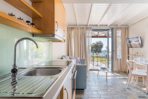 Kuchyň nebo kuchyňský kout v ubytování Naftilos Residences I