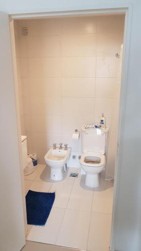 y baño con aseo y lavamanos. en Beautiful Apartment in Palermo Soho en Buenos Aires