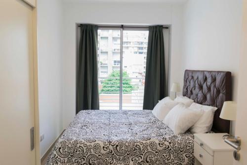 1 dormitorio con cama y ventana en Beautiful Apartment in Palermo Soho en Buenos Aires