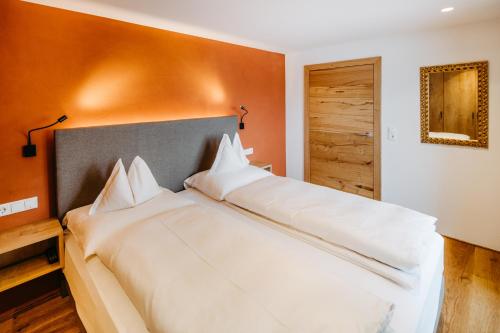 Кровать или кровати в номере Fernsicht Alpen-Apartments