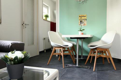 un soggiorno con 2 sedie e un tavolo di Apartment / Flat / Wohnung im Herzen von Dresden a Dresda