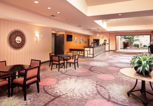 Posezení v ubytování Concord Plaza Hotel