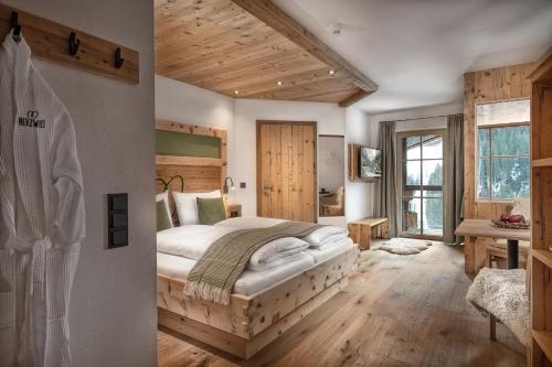 Un pat sau paturi într-o cameră la Herzwies