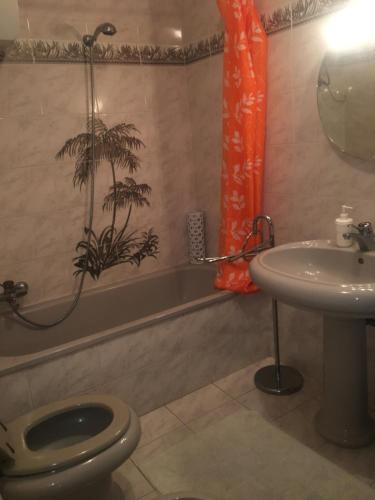 Barbarano RomanoにあるVilla Rosalba camereのバスルーム(トイレ、洗面台、バスタブ付)