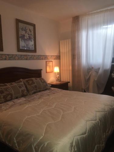 Barbarano RomanoにあるVilla Rosalba camereのベッドルーム(大型ベッド1台、窓付)