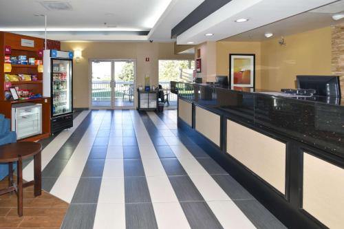 The lobby or reception area at Comfort Suites Inn at Ridgewood Farm