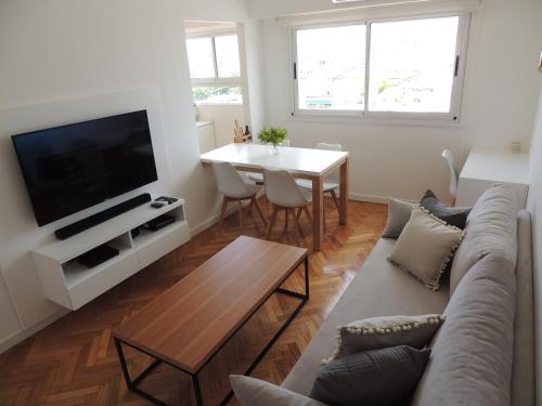 sala de estar con sofá y mesa en BAIRES HOMES PALERMO II en Buenos Aires