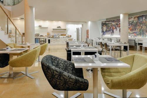 a living room filled with chairs and tables at RAMBLAS HOTEL powered by Vincci Hoteles in Barcelona