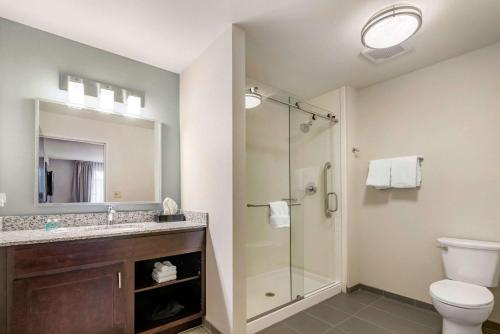 Kamar mandi di MainStay Suites Spokane Airport