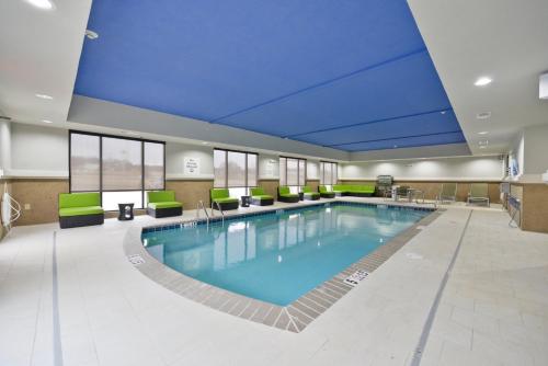 Swimmingpoolen hos eller tæt på Holiday Inn Express & Suites Forrest City, an IHG Hotel