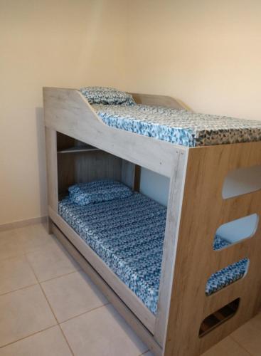 a couple of bunk beds in a room at Casa botucatu in Botucatu