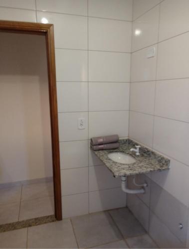 a bathroom with a sink and a counter at Casa botucatu in Botucatu