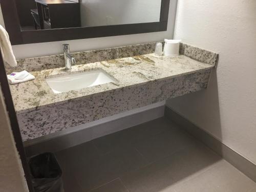 Koupelna v ubytování Motel 6-Burnsville, MN