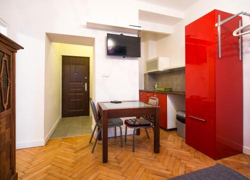 Η κουζίνα ή μικρή κουζίνα στο Old Town Kanonia Hostel & Apartments
