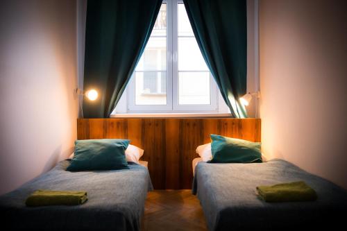 Ένα ή περισσότερα κρεβάτια σε δωμάτιο στο Old Town Kanonia Hostel & Apartments