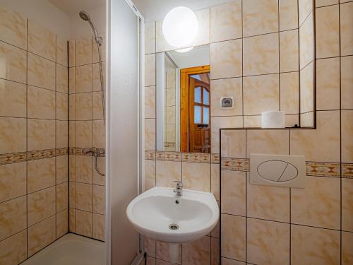 a bathroom with a sink and a shower at Dom Wypoczynkowy u Gałów in Białka Tatrzańska