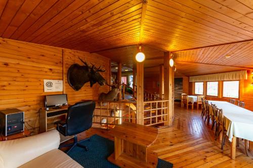 een kamer met houten wanden en een kamer met een bureau bij Padu Hotell in Kärdla