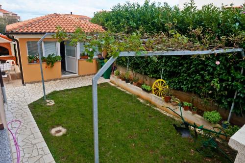 un jardín con pérgola y algunas plantas en Villa Veli Vrh, en Pula