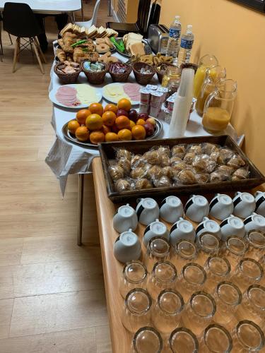 een tafel met daarop een buffet met eten bij El cordal de laciana in Caboalles de Abajo