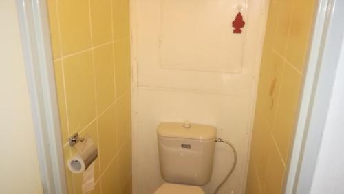 uma pequena casa de banho com WC num quarto em 2.Flat for 2 people, WiFi em Ostrava