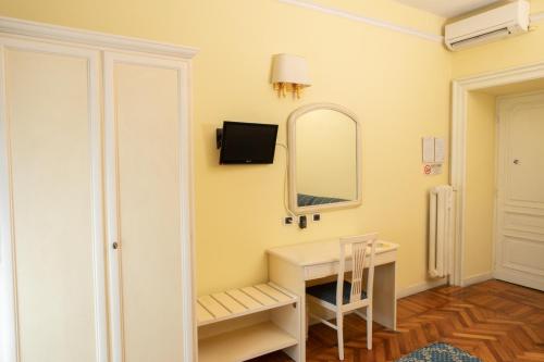 bagno con scrivania e specchio di Annette B&B a Roma