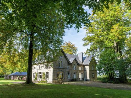 - une vue sur l'extérieur d'une grande maison arborée dans l'établissement Mansion in Beauplateau near Forest, à Gérimont