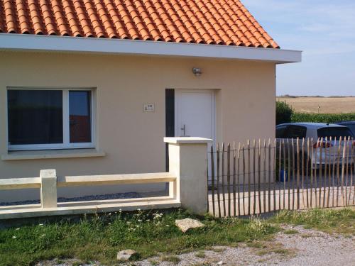 une maison avec une clôture et une porte dans l'établissement Wonderful holiday home in Audinghen with garden, à Audinghen