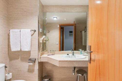 a bathroom with a sink and a mirror at Sercotel de los Reyes in San Sebastián de los Reyes