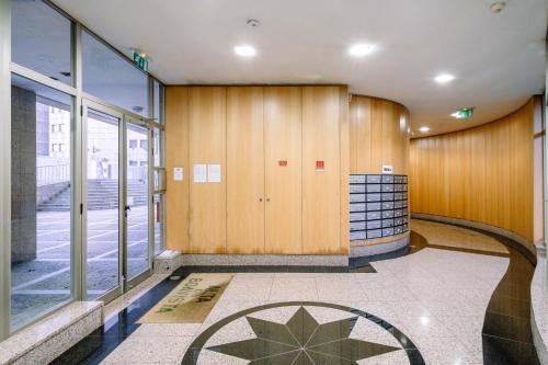 un vestíbulo con puertas de madera y una estrella en el suelo en BBA Apartments Boavista - Casa da Música with Parking, en Oporto