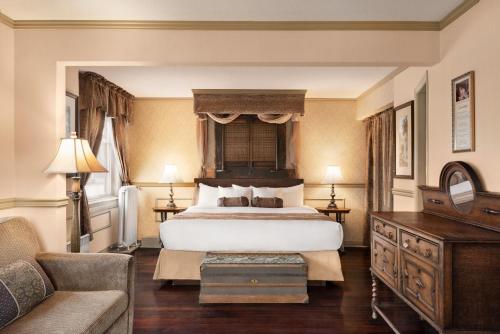 Säng eller sängar i ett rum på The Plaza Hotel a Trademark Collection by Wyndham