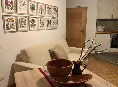 a living room with a couch and a bowl on a table at Un nido in centro in Madesimo