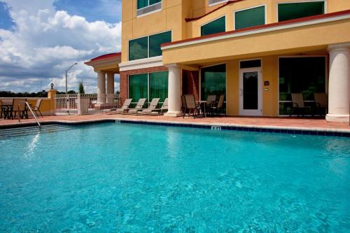 Bazén v ubytování Holiday Inn Express Hotel & Suites Chaffee - Jacksonville West by IHG nebo v jeho okolí