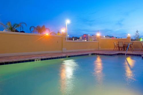 Bazén v ubytování Holiday Inn Express Hotel & Suites Chaffee - Jacksonville West by IHG nebo v jeho okolí